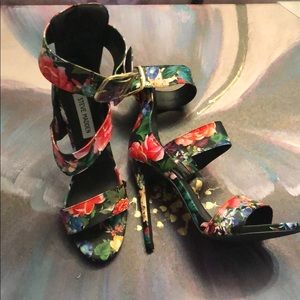Floral print heel